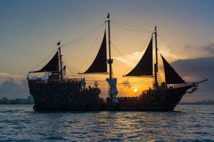 Crucero con espectáculo pirata y cena con barra libre - Transporte opcional