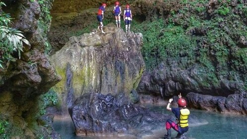 Yogyakarta Kalisuci Cave Tubing & Drini Sunset mit Guide